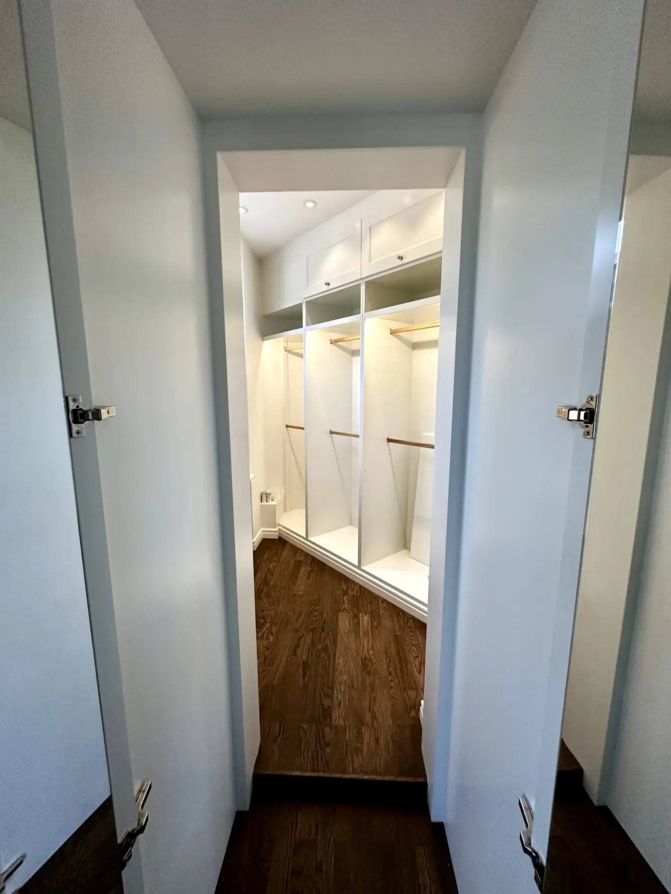 Walk in closet bakom platsbyggda garderobsdörrar