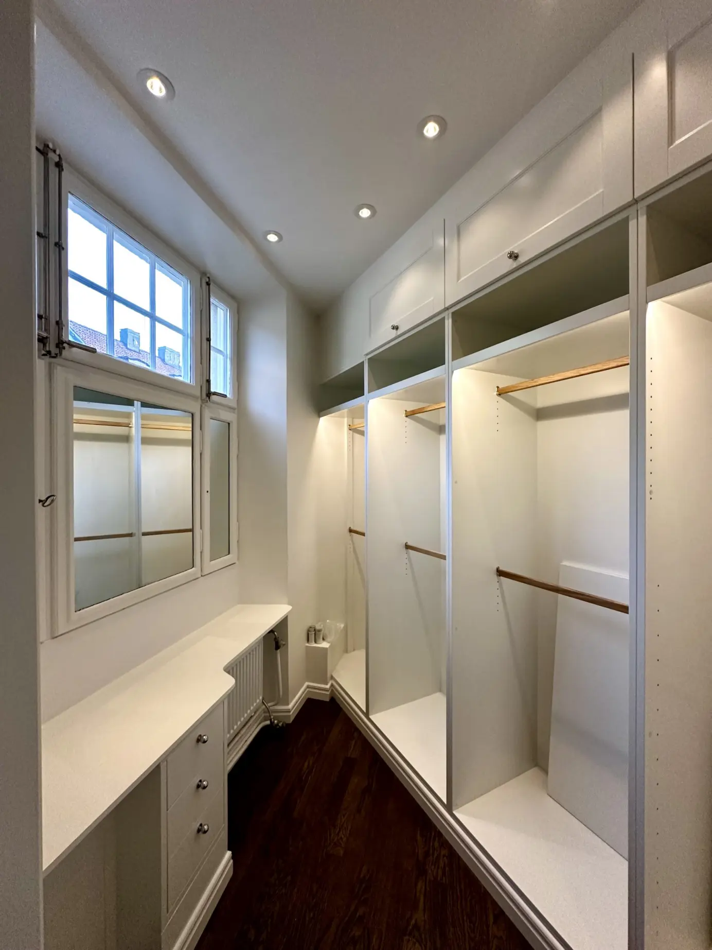 Platsbyggd walk in closet med sminkbord och belysning