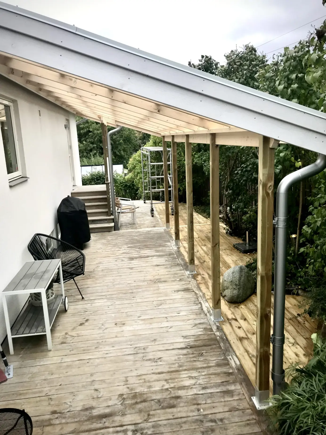 Ny altan med tak längs huset