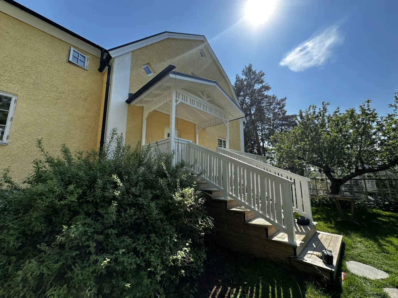 Gult hus med ny trappa och veranda