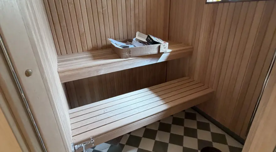 Bastu med träpanel och schackrutigt klinkergolv